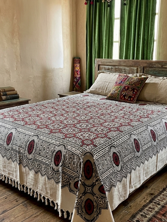 Indian Kantha Throw Blanket – White & Red Floral Paisley Cotton Picnic Throw | Handmade Boho Bedspread 100x90