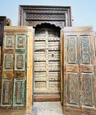  Rustic Ranch Living: Carved Doors & Cowboy Charm
